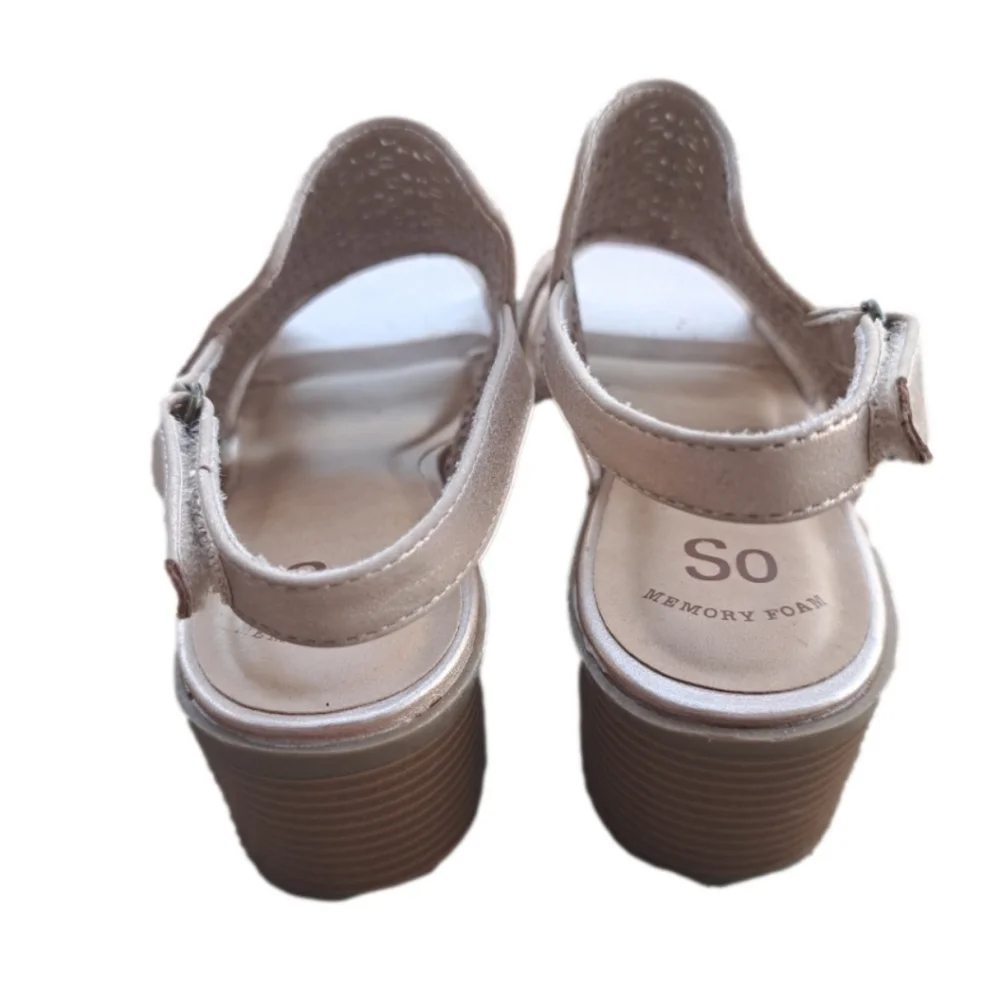 𝅺SO Sparkly Gold Sandals Kids Size  3